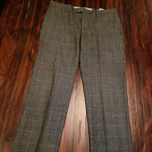 Banana Republic, Men's slim fit 33x34 Grey Slacks with Window Pane Pattern.